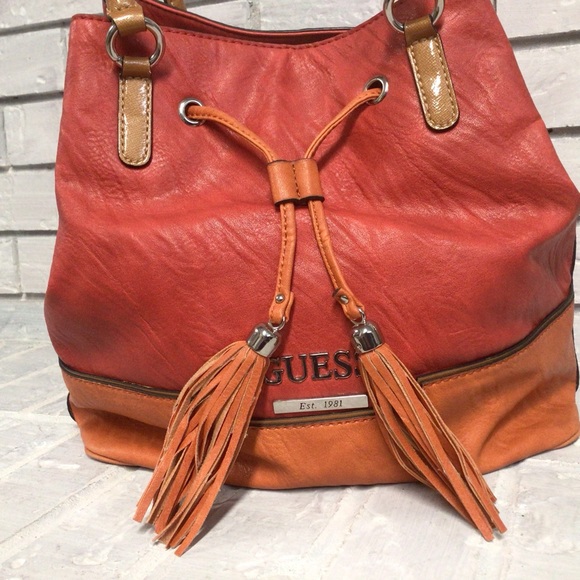 GUESS TOTE/SHOULDER BAG WITH DRAWSTRING FRINGED CLOSURE - Picture 2 of 15
